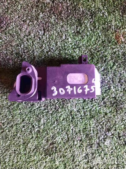 Замок лючка бензобака Volvo S40 V50 30716754