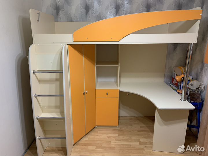 Двухъярустная кровать внизу со столом, шкафом