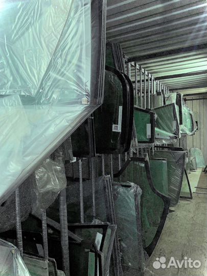 Стекло дверное левое на JCB 3CX / 4CX / 5CX