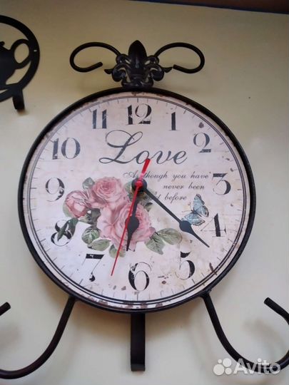 Часы, держатель настенных тарелок, вешплка