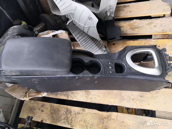Подлокотник Nissan Qashqai J10