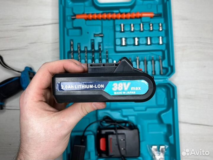 Шуруповерт Makita 38v c набором бит и сверел