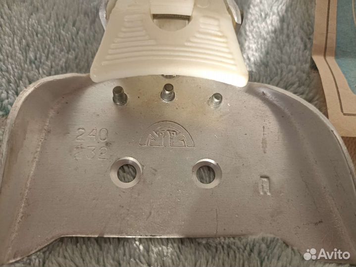 Крепление для беговых лыж и лыжи СССР