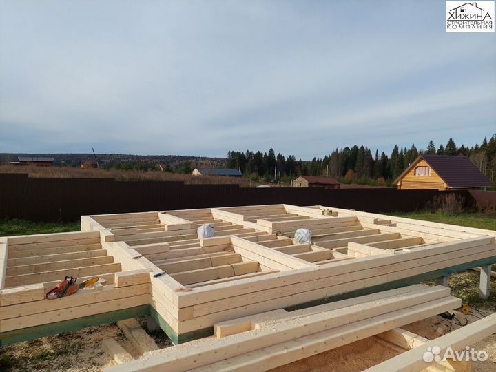 Срубы дома 8х8 из бруса с крыльцом и балконом