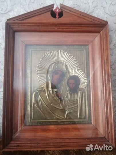 Старинные иконы в киоте