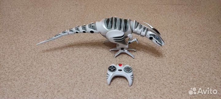 Большой динозавр на пульте управления