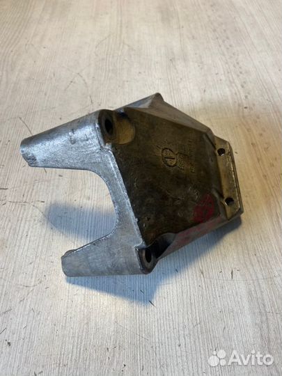 Кронштейн двигателя правый Opel Meriva B A14XER