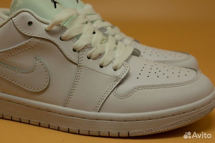 Кроссовки Wmns Air Jordan 1 Low white