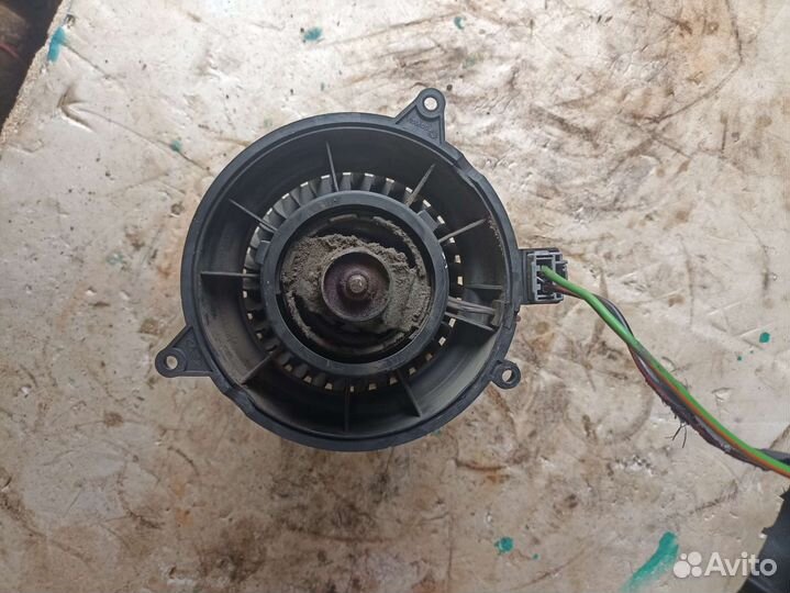 Форд Фьюжн мотор отопителя печки