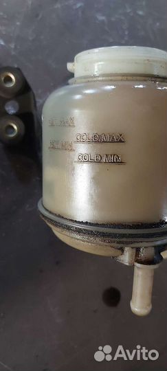 Бачок гидроусилителя на Nissan Skyline v35