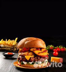 Сотрудник в ресторан быстрого питания