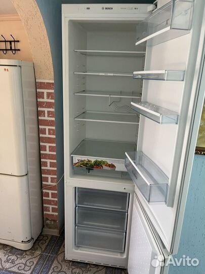 Холодильник Bosch KGE39XW2AR