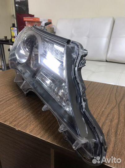 Фара правая Toyota Rav 4 12-15г XA40 ксенон