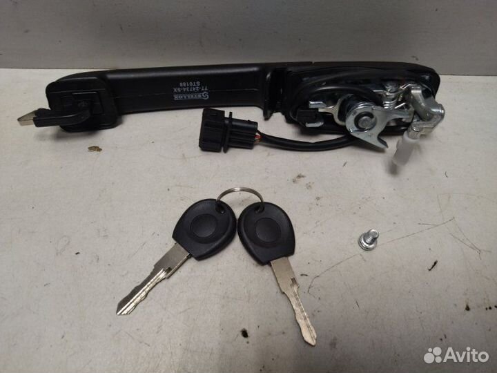 Ручка двеpи передней правой Volkswagen Passat B4