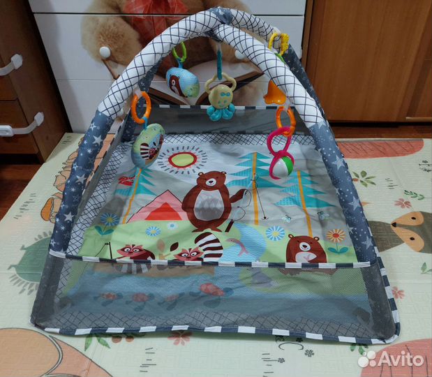 Развивающий коврик с игрушками для малышей