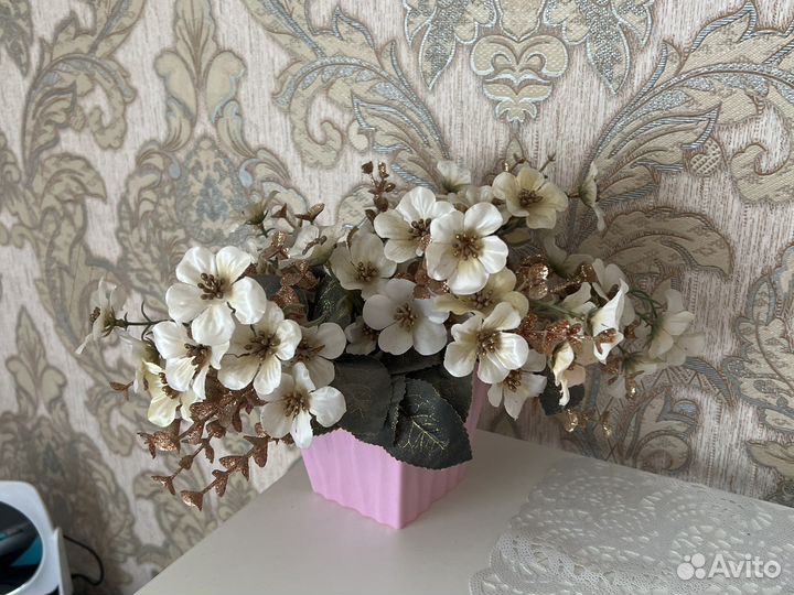 Искусственные цветы в горшках