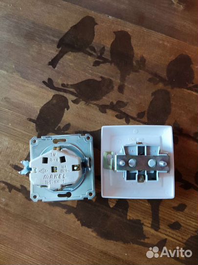 Розетка 2 штуки+ защитный экран вокруг розетки