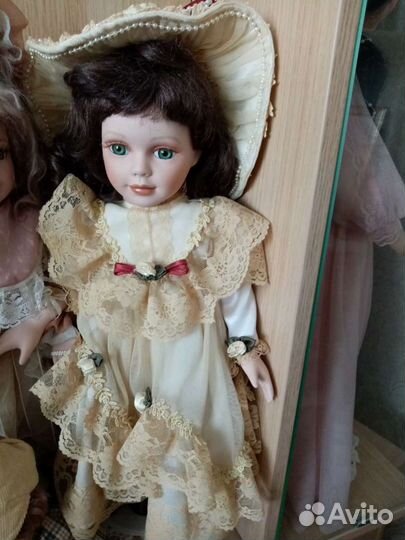 Кукла фарфоровая