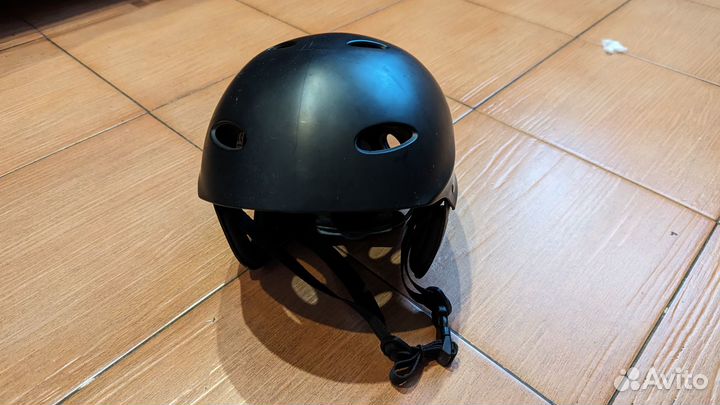 Шлем для каякинга, пакрафтинга и др. водных видов