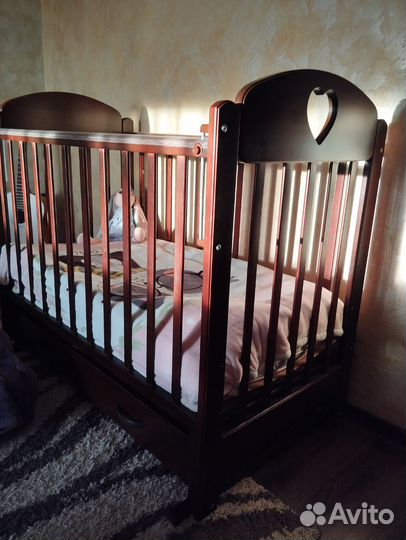 Детская кроватка с маятником и ящиком