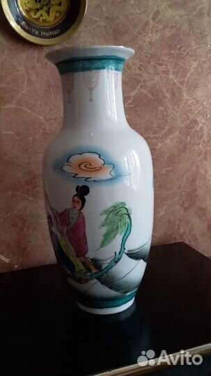 Эффектная ваза из фарфора