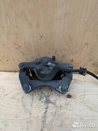 Суппорт передний правый Mitsubishi Outlander XL