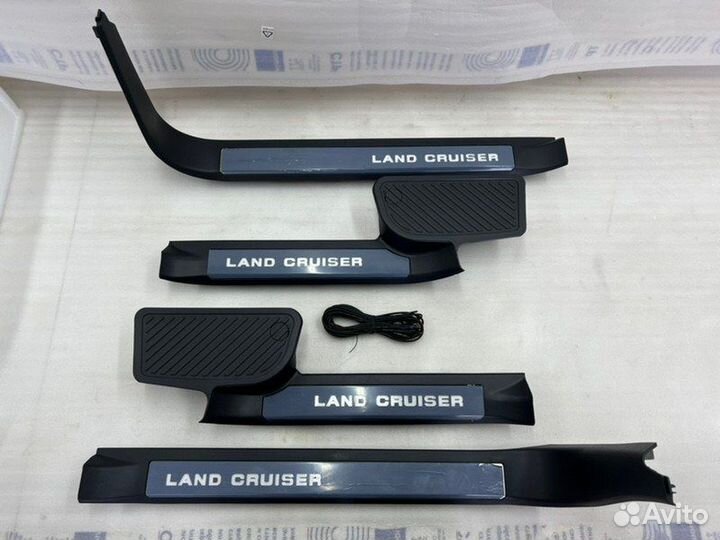 Накладки порогов салона Toyota Land Cruiser 200