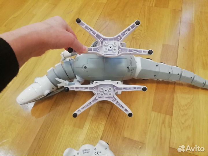 Динозавр робот на пульте управления