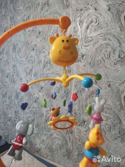 Музыкальный мобиль на кроватку жирафики