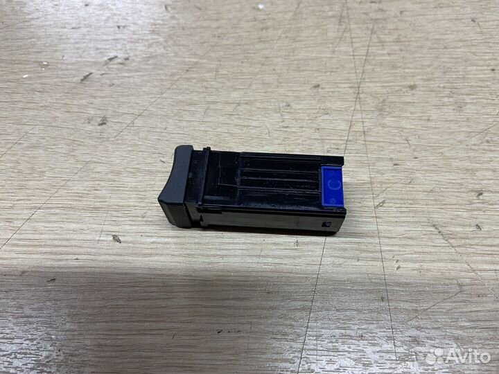 Кнопка подогрева правого сиденья Toyota Rav4 XA50
