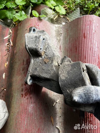 Кронштейн кпп audi c4 100 a6