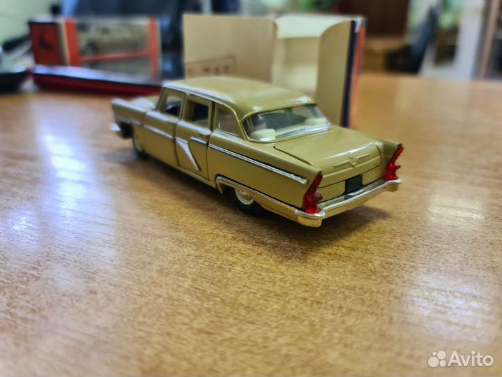 Модель СССР 1 43. Чайка Газ 13 бежевая