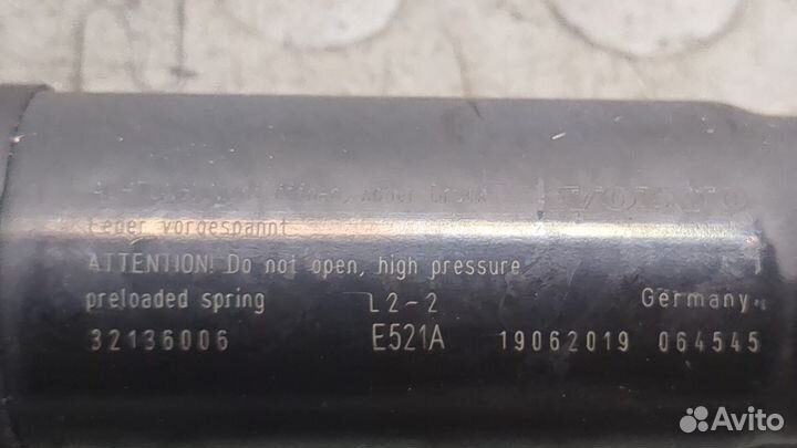 Амортизатор крышки багажника левый Volvo XC60 2017, 2019