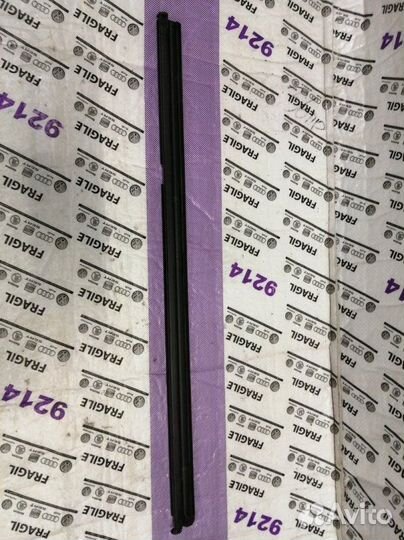 Уплотнитель стекла двери задний Volkswagen Tiguan