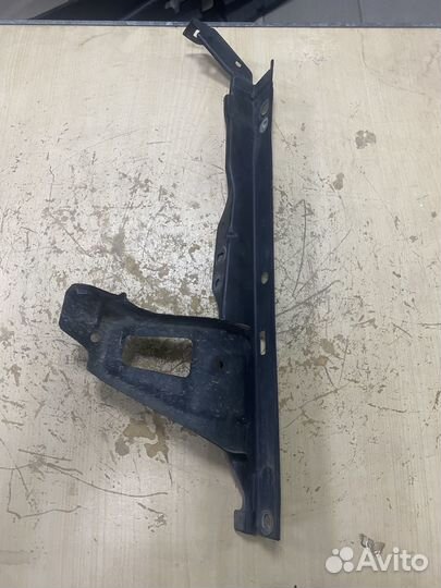 Кронштейн замка капота Toyota LC 200 (07-15 гг)