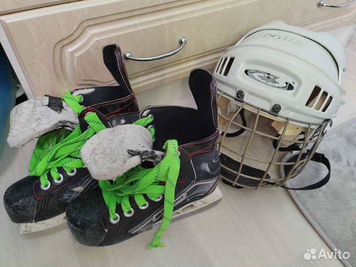 Коньки и шлем для хоккея