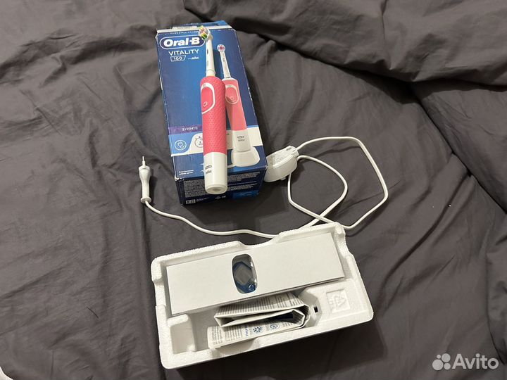 Электрическая зубная щетка oral b