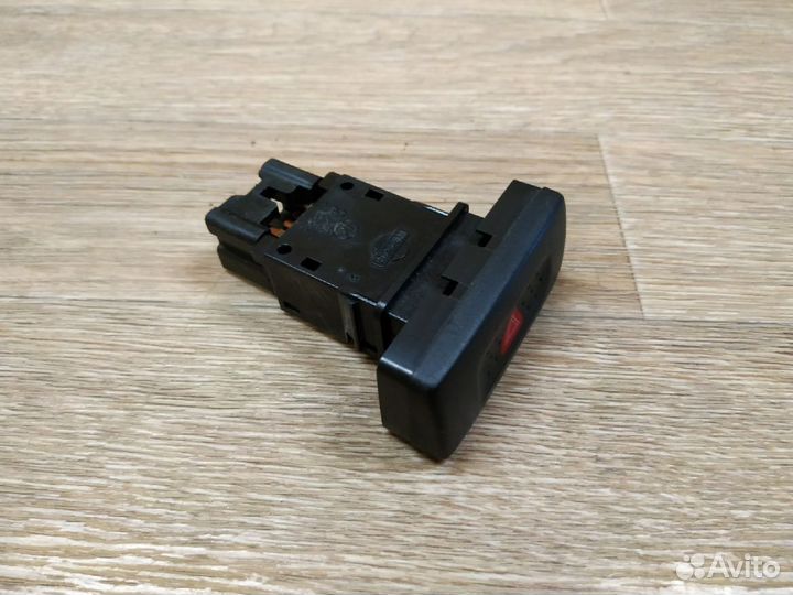 Кнопка аварийной сигнализации Nissan Primera P11