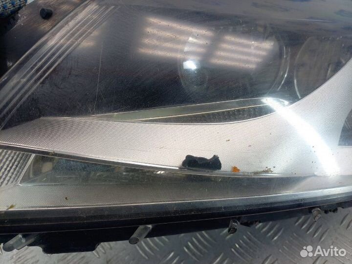 Фара левая Volkswagen Passat B7 седан 1.8 CDA