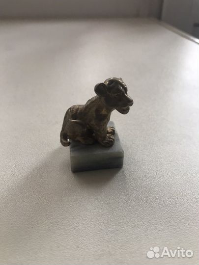 Статуэтка львенка