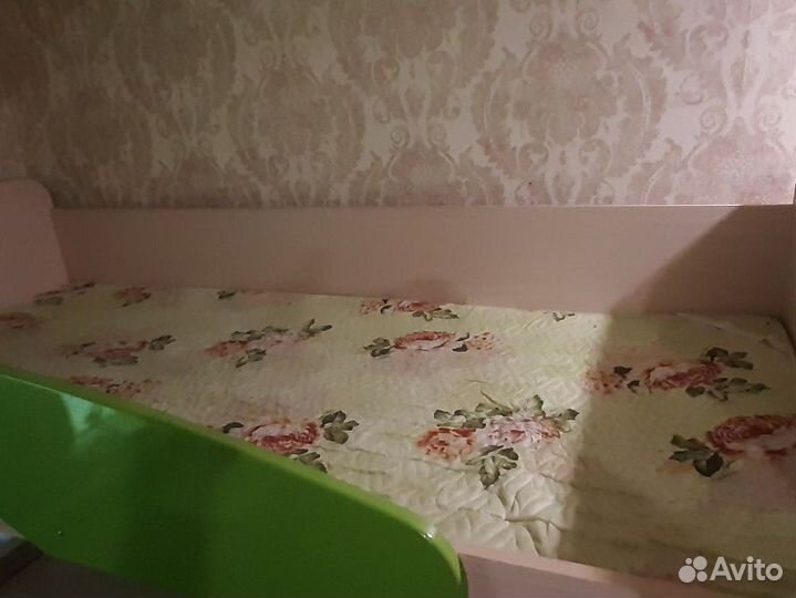 Детская кровать чердак со столом и шкафом