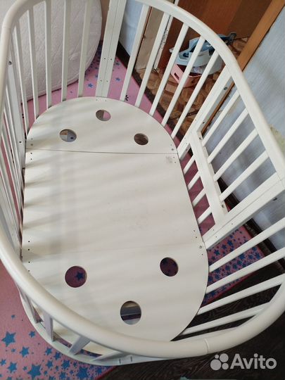 Детская кроватка с маятником