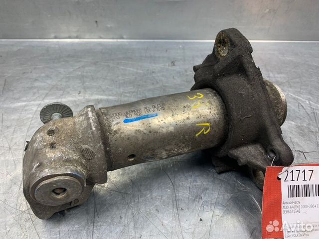 Кронштейн усилителя переднего бампера правый Audi