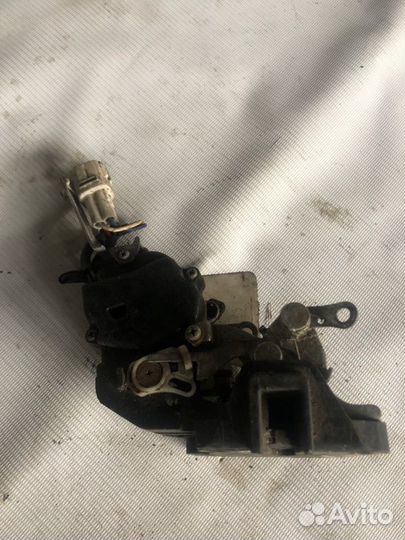 Замок двери задний левый Toyota Cresta GX90 1GFE