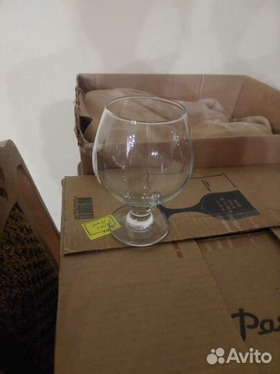 Бокалы,тарелки,вилки, ложки,ножи, подносы. Посуда