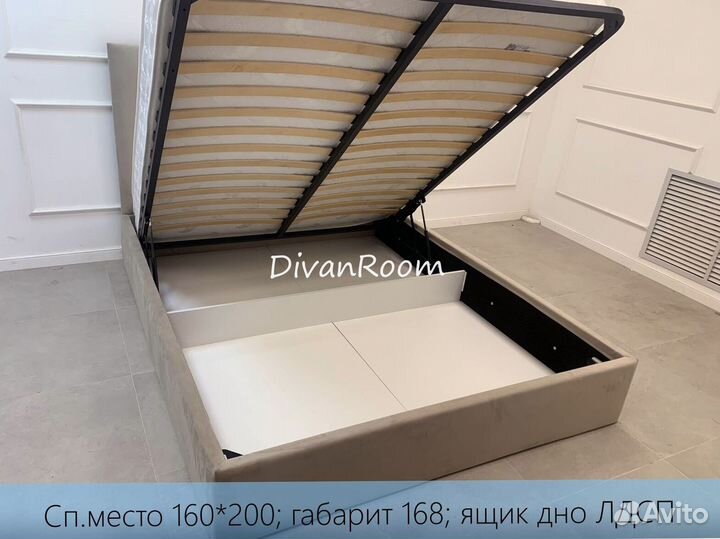 Кровать двухспальная с мягким изголовьем