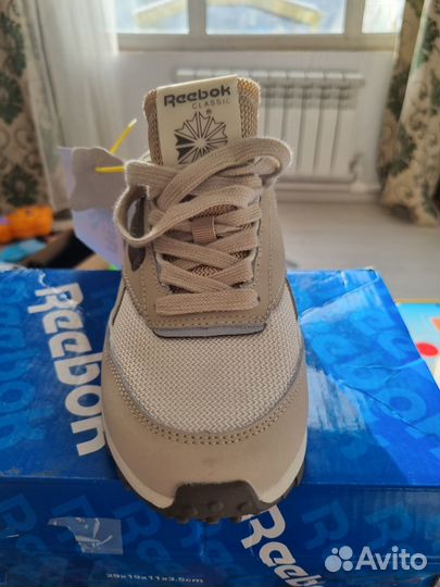 Кроссовки женские