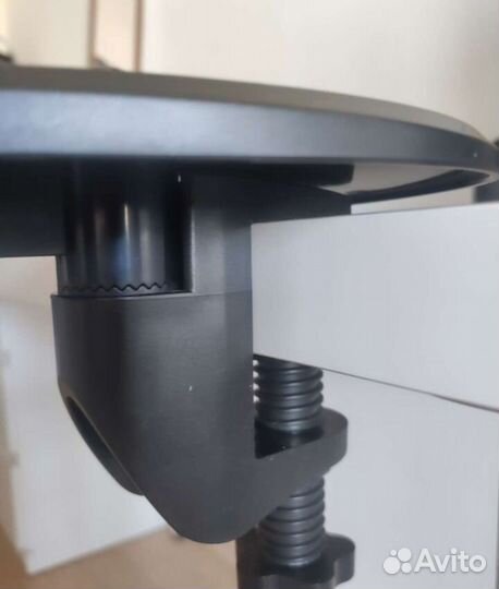 Пластиковый подлокотник для офисного стола