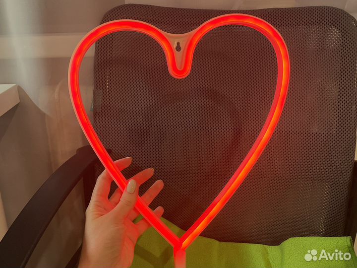 Неоновые сердце и буквы