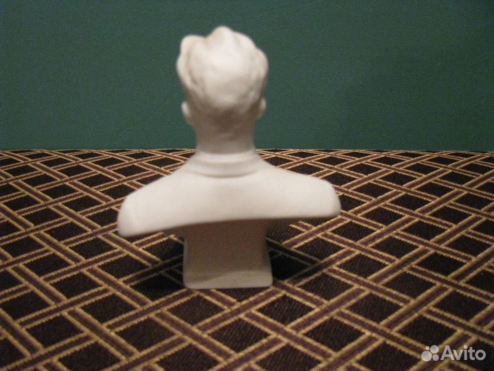 Продаётся бюст Маяковского лфз